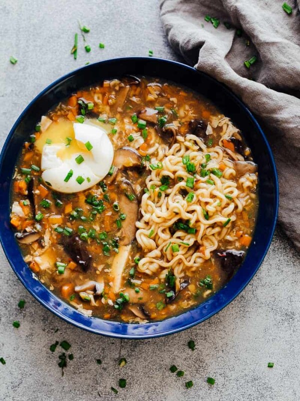 一碗汤和美味的烤锅，吃了烤锅，烤鸡蛋和洋葱，吃了美味的烤虾！