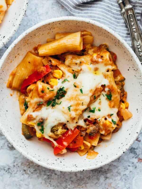 一碗蔬菜三明治在碗里