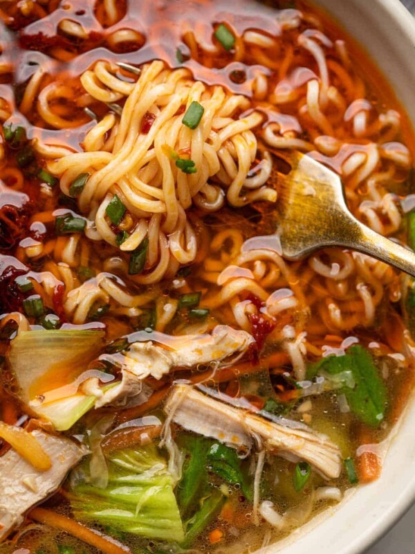 在碗里烤鸡蛋的鸡肉在碗里吃鸡蛋一样