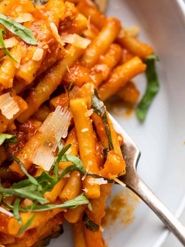 在番茄酱烤的美味的调味酱里吃了鸡肉