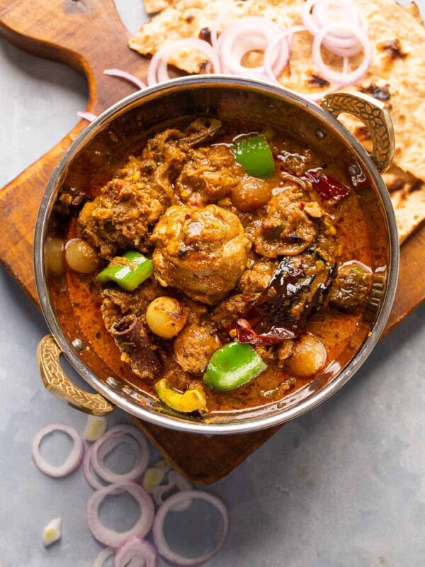 马普提亚·马洛在一条铁锅里，用洋葱和洋葱